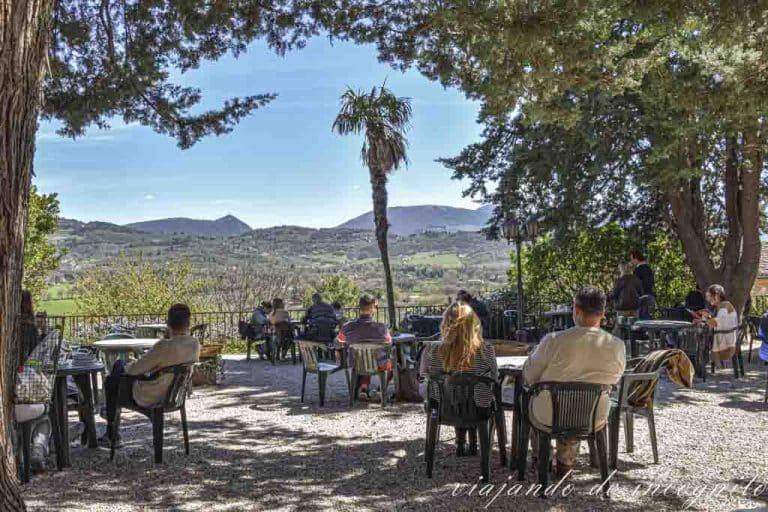 Personas descansando en las mesas de la terraza del Bar Giardino Bonci en Spello