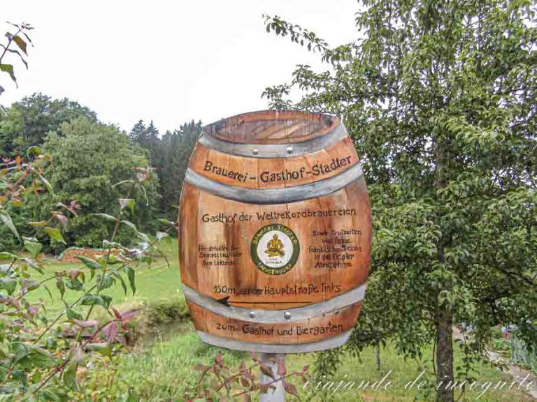 Letrero en forma de barril del Brauerei Gasthof Stadter, que forma parte de Braureienweg cerca de Bamberg.