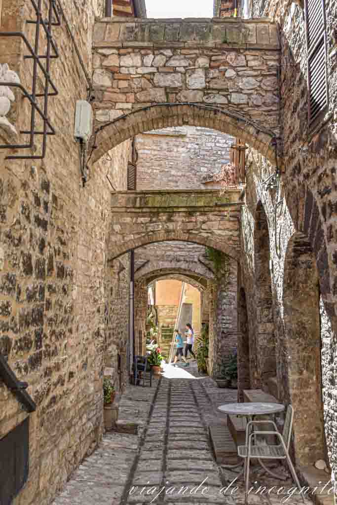 Calle de Spello donde hay varios arcos a lo largo de ella.