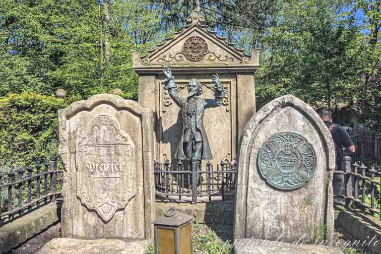 Decoración de Danse Macabre donde se van dos lápidas y la estatua de un director de orquesta.