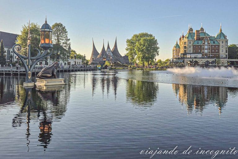 Vista de las casa de los 5 sentidos y del Grand hotel del parque Efteling reflejados en el estanque de las maravillas.