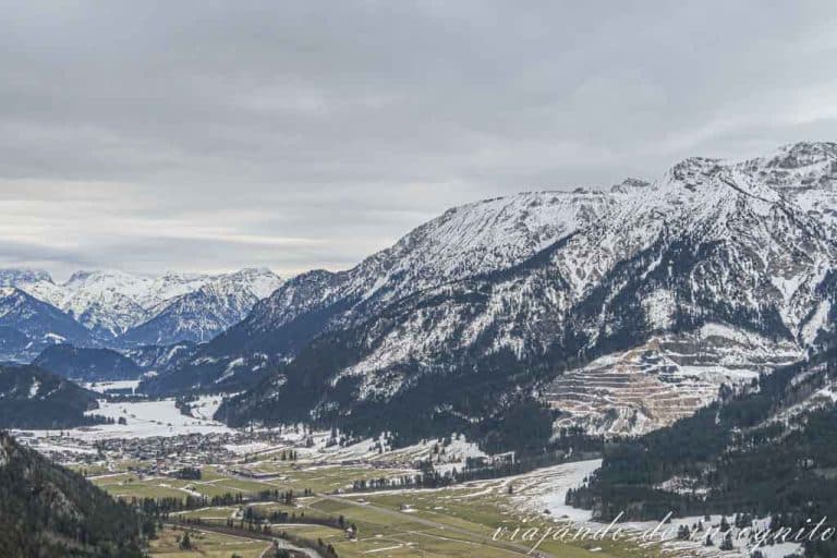 Vistas de los alrededores cubiertos de nieve desde las ruinas del castillo de Falkenstein.