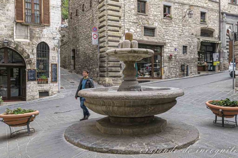 Un hombre da vueltas a la fuente del Bargello