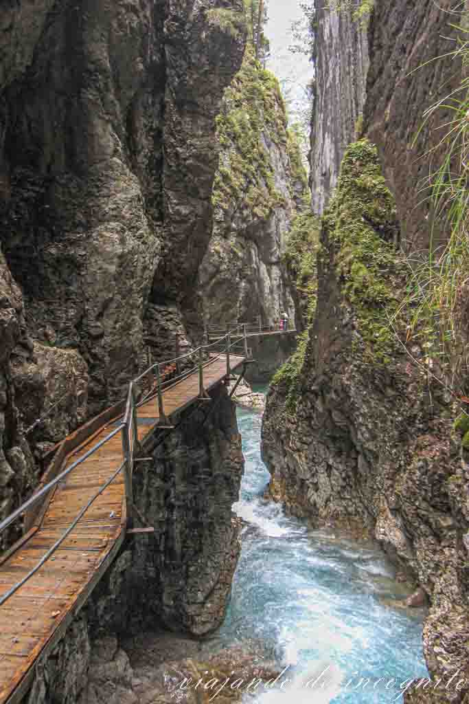 Pasarela de madera a lo largo del Geisterklamm.