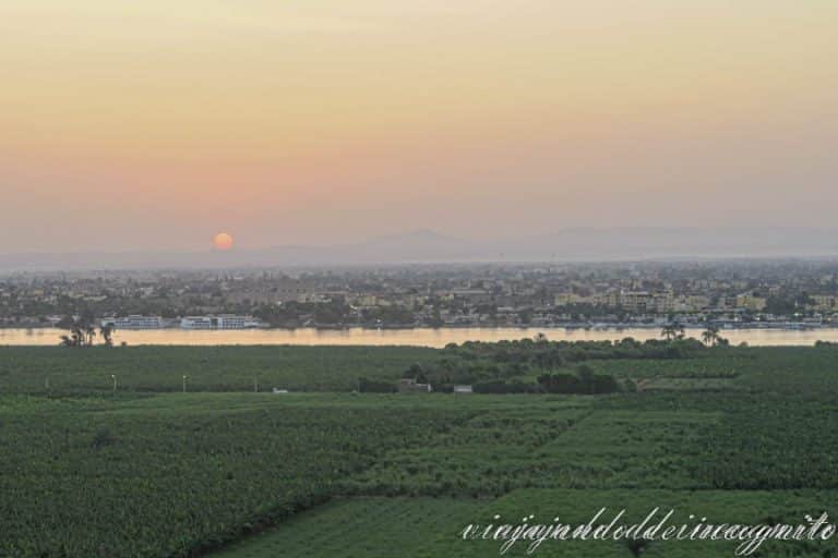 Vista aérea de los campos junto al Nilo en Lúxor al amanecer