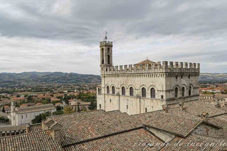 Vista de los tejados de Gubbio y del palacio de los Cónsules desde el giardini del Voltone