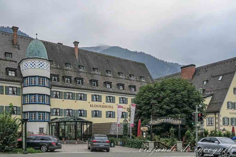 Parte exterior del hotel restaurante del monasterio de Ettal.