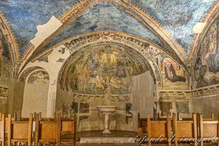 La capilla del baptisterio decorada con frescos de la iglesia de San Andrea en Spello.