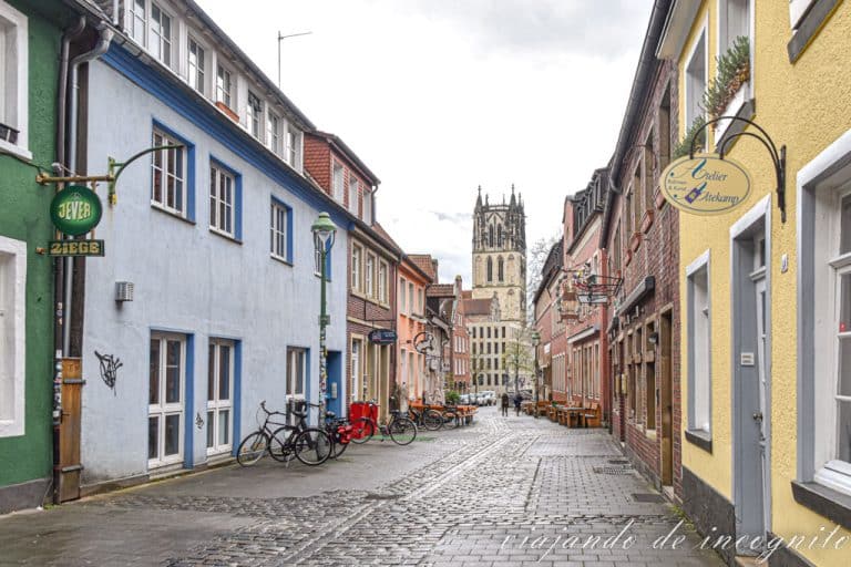 Vista de la Kreuzstrasse vacía con la Überwasserkirche al fondo.