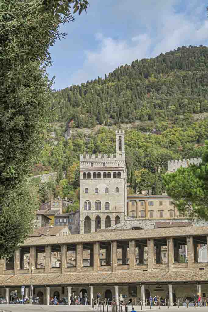 Vista de la logia dei Tiratori con el palacio de los Cónsules sobre ella.