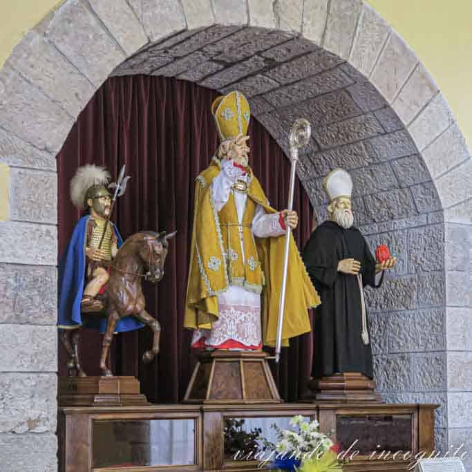 Las figuras de los tres santos que se llevan en la fiesta dei Ceri en Gubbio.