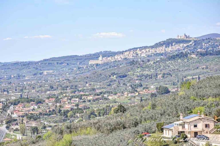 Vistas de Asís y de los alrededores de Spello desde el Belvedere junto a la Porta dell´Arce