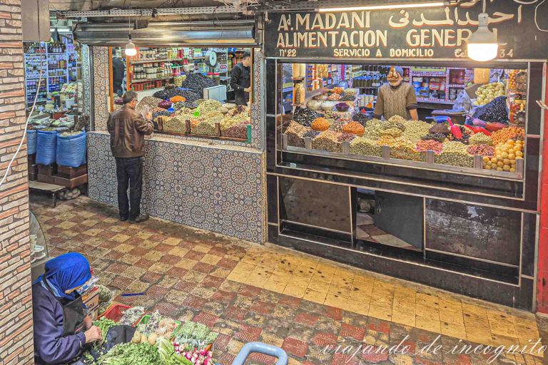 Puestos de aceitunas en el mercado de la medina de Tánger