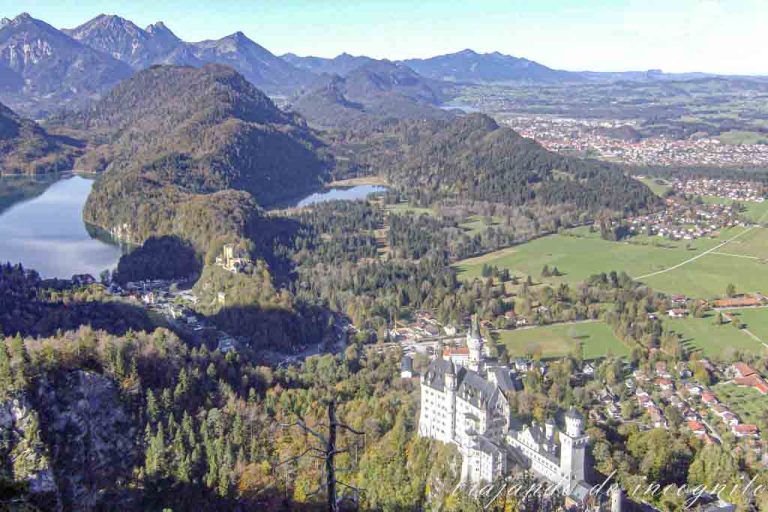 Palacio de Neuschwanstein visto desde las colinas de alrededor.