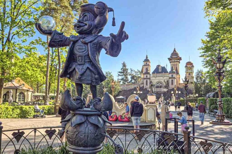 Estatua de Pardus en el Pardus promenade con Symbolica al fondo.