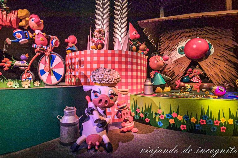 Interior de la atracción de Carnaval Festival en el parque Efteling. Se corresponde con la zona de Holanda.