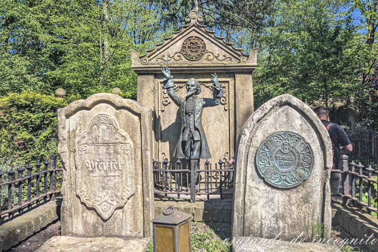 Decoración de Danse Macabre donde se van dos lápidas y la estatua de un director de orquesta.
