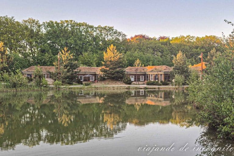 Cabañas del Efteling Loonsche Land junto al arroyo al atardecer.