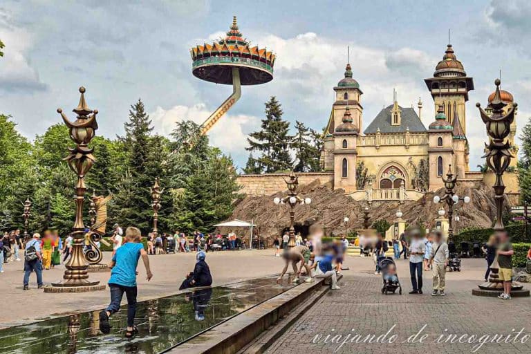 Un niño corre por la fuente frente a Simbolica y junto a ella se ve en lo alto la Pagoda.