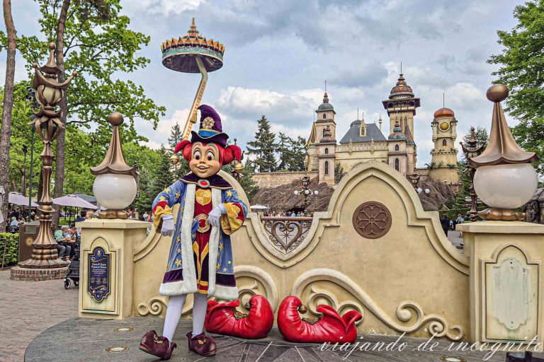 Pardus junto a unos zapatos rojos de gran tamaño en Efteling. Al fondo se ve Symbolica y la Pagoda.