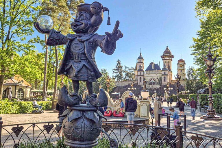 Estatua de Pardus en el Pardus promenade con Symbolica al fondo.