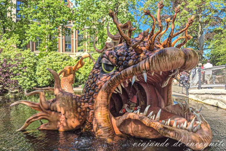 La ballena comiendose a Pinocho en el bosque de los cuentos del parque Efteling