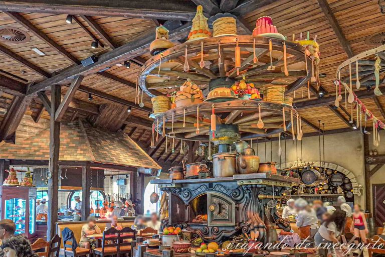 Interior del Polles Keuken en el parque Efteling.