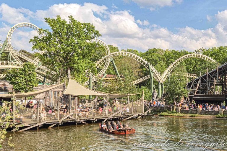 Un barco del Vliegender Hollander gira y al fondo se ve Python.