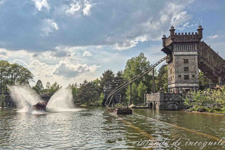 Un barco cae por la última bajada de la atracción Vliegender Hollander en el parque Efteling.
