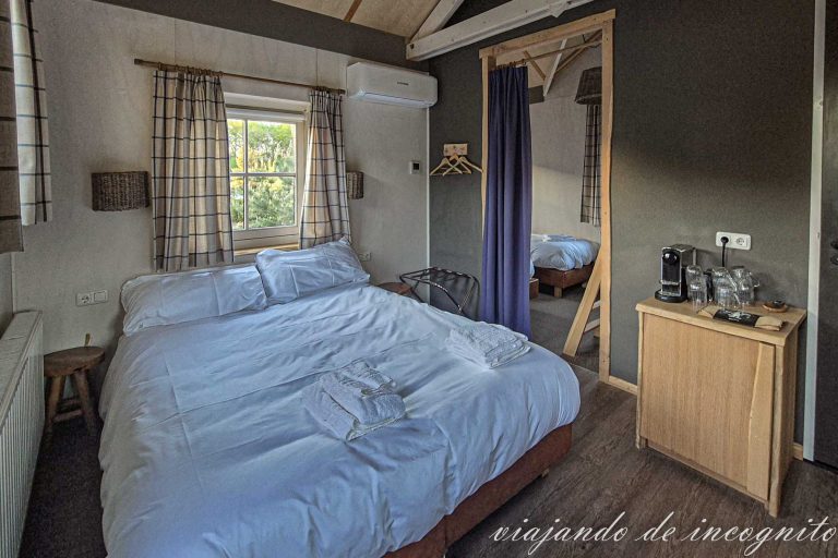 Sala de estar con cama de matrimonio en una de las cabañas de Loonsche Land del parque Efteling.