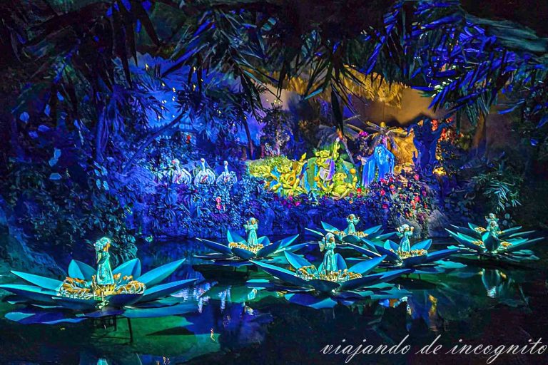 Representación del cuento de los nenúfares indios en el bosque de los cuentos del parque Efteling.
