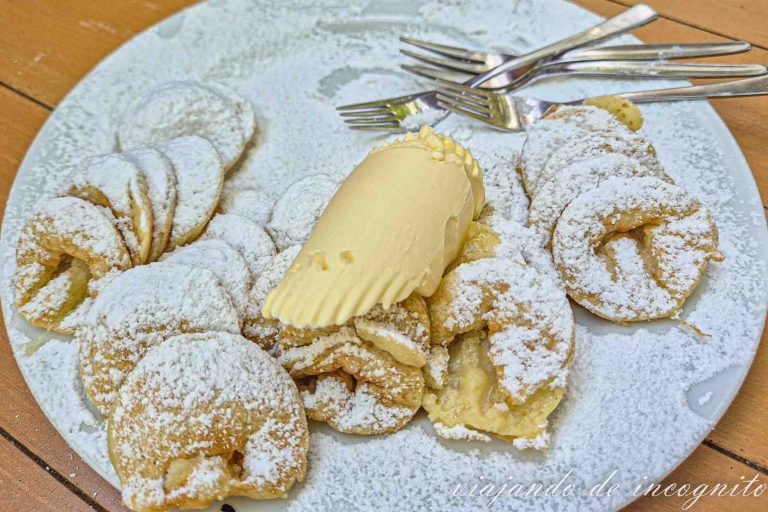 Plato de Poffertjes con azúcar en polvo y mantequilla,
