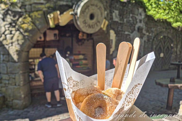 Bolsa de mini donuts frente al puesto Rondje van de Molen.