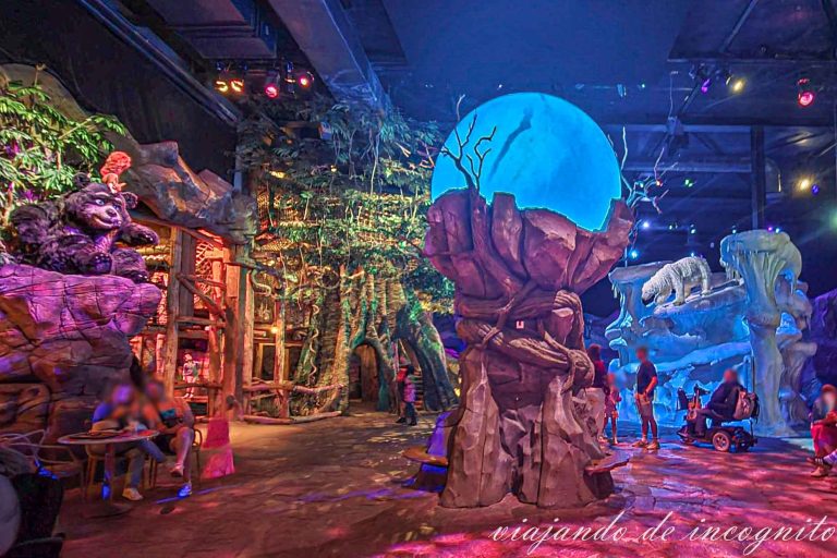Zona de juego cubierta en la zona de Fabula del parque Efteling.