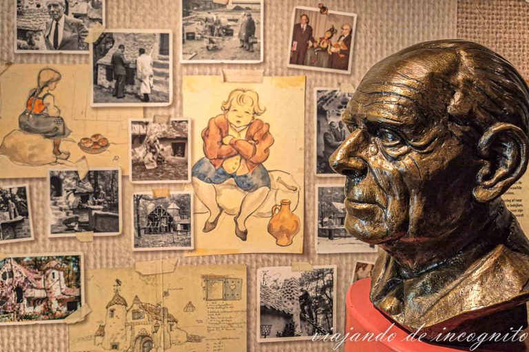 Busto de Anton Pieck junto a sus dibujos en el museo de Efteling