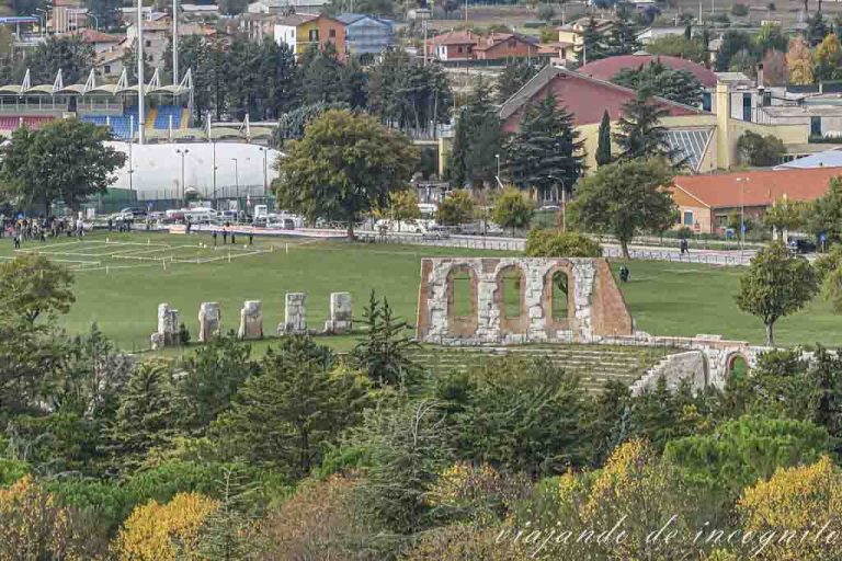 Restos del teatro romano de Gubbio vistos desde el palacio de los Cónsules
