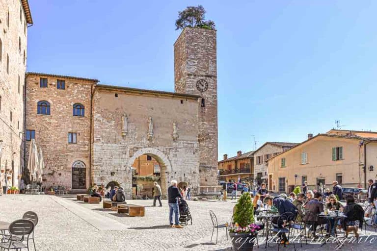 Plaza frente a la Puerta Consular de Spello.