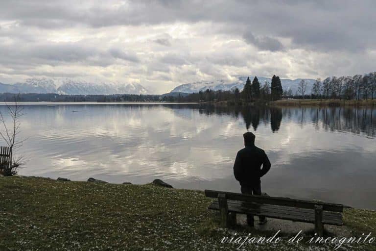 Un hombre mira el Staffelsee en Uffing