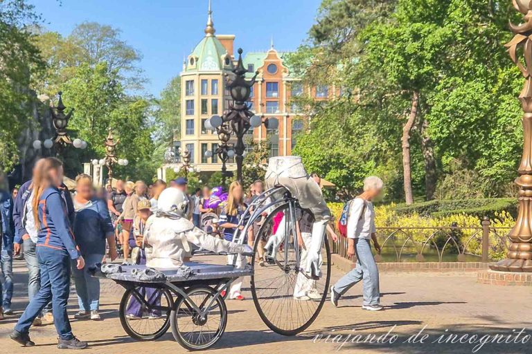 Uno de los personajes del show Magica Luna de Efteling se pasea por el parque. Se trata de un astronauta en bicicleta con las piernas y la cabeza separados
