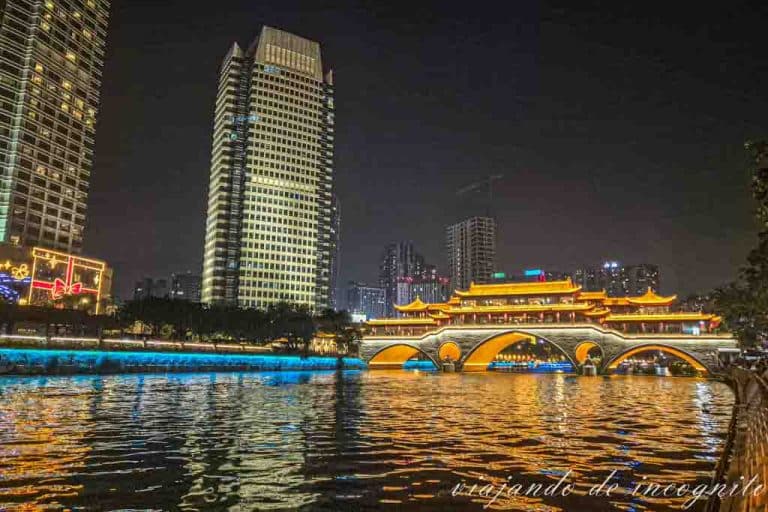 Anshun Bridge de noche.