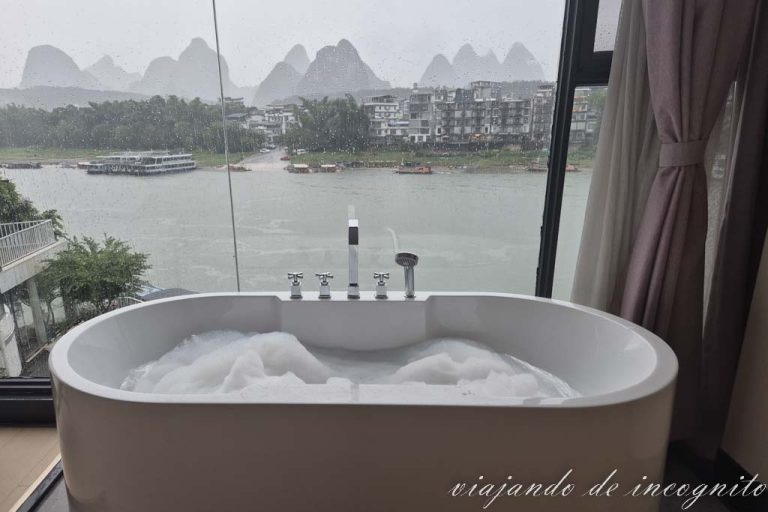 Bañera preparada para darse un baño con espuma en una de las habitaciones con vistas del Xitang river view holiday en Yangshuo.