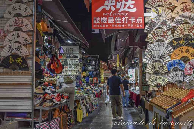 Una calle del zoco del barrio musulmán de Xian por la noche y apenas sin gente.