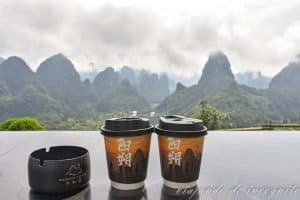 Dos vasos de café del Richuchu frente al paisaje montañoso.