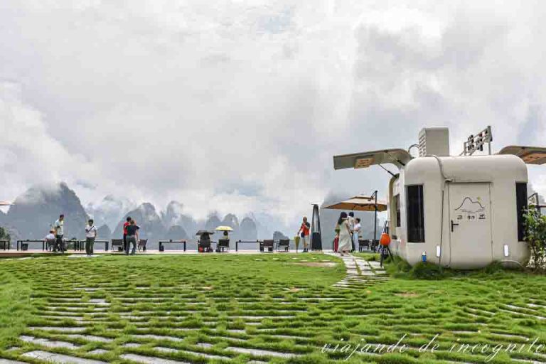 Café Richuchu en un momento en que se está levantando la niebla que envuelve a las montañas del fondo.