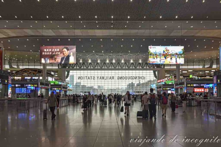 Gente en la estación este de Chengdu