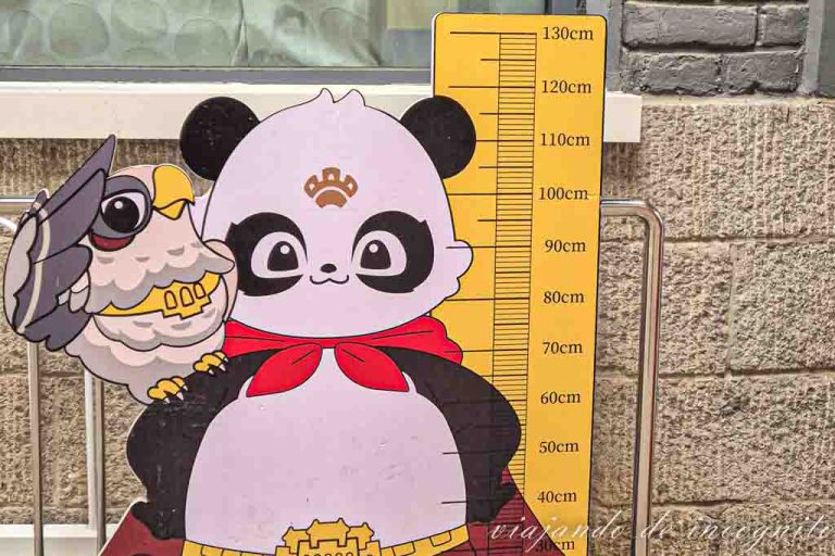 Tabla medidora en la muralla china. Esta se encuentra decorada con un águila y un panda.