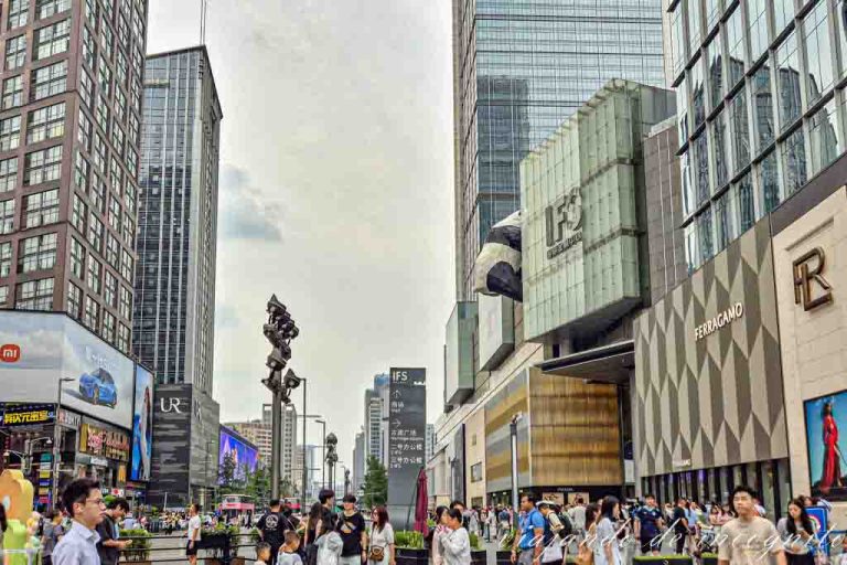 Gente paseando frente al edificio IFS en Chunxi Road.
