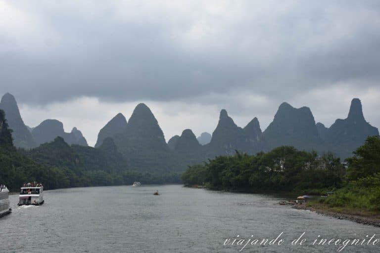 El río Li y las montañas al fondo.