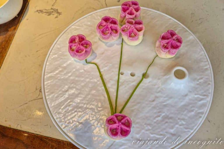 Plato de dumplings en forma de flor en el restaurante De Fa Chang.