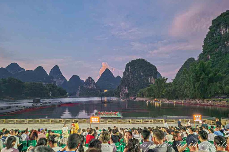 Mucha gente espera al comienzo del espectáculo Impression Sanjie Liu en Yangshuo.